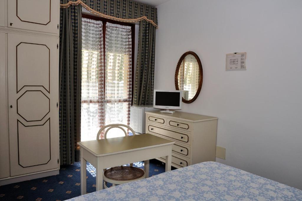 Hotel Tirreno Forte dei Marmi Bilik gambar